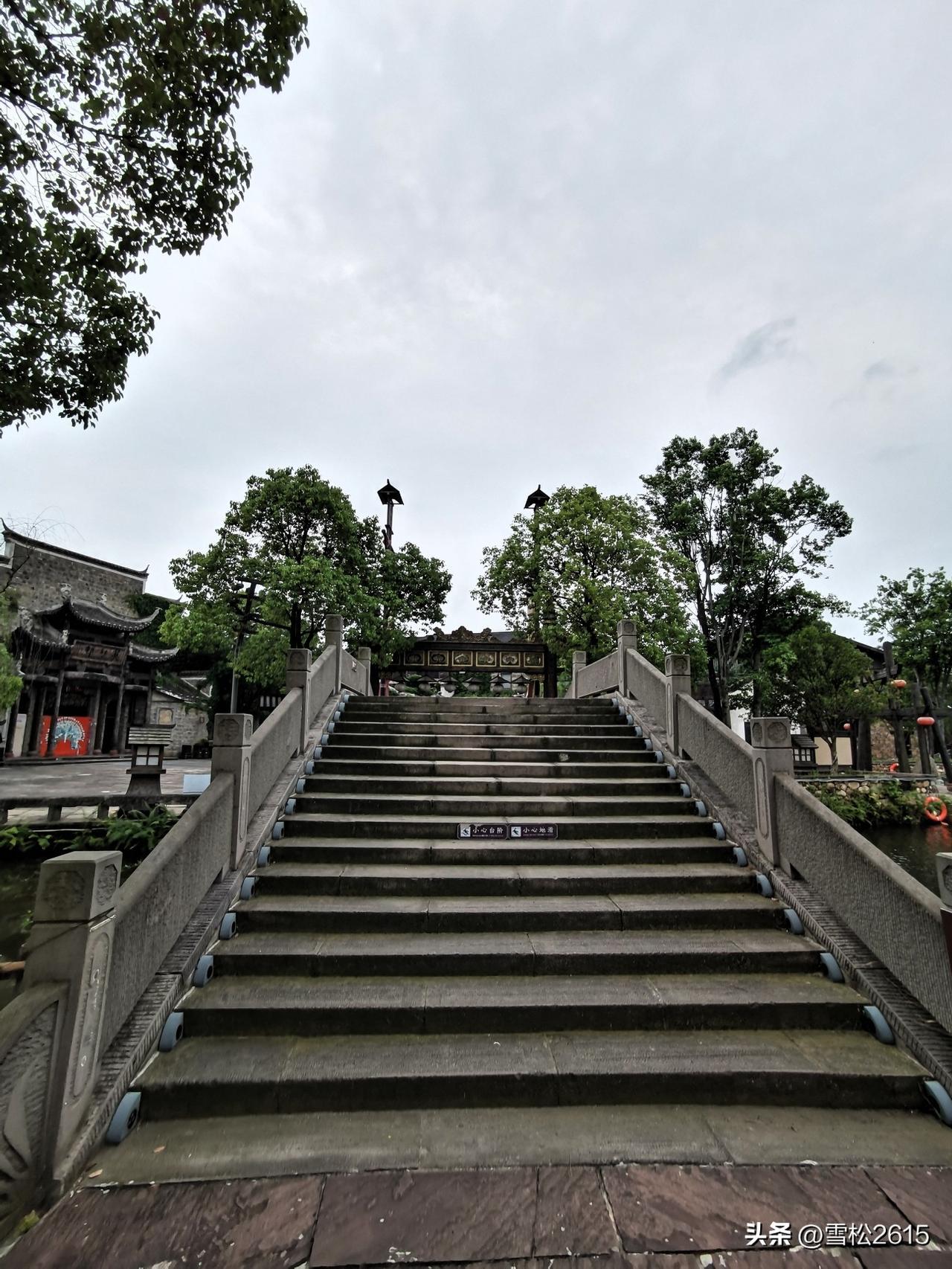探访莫愁村九神台，仿佛穿越千年。

在莫愁村的闲逛，走到九神台广场，中央祭台是燃