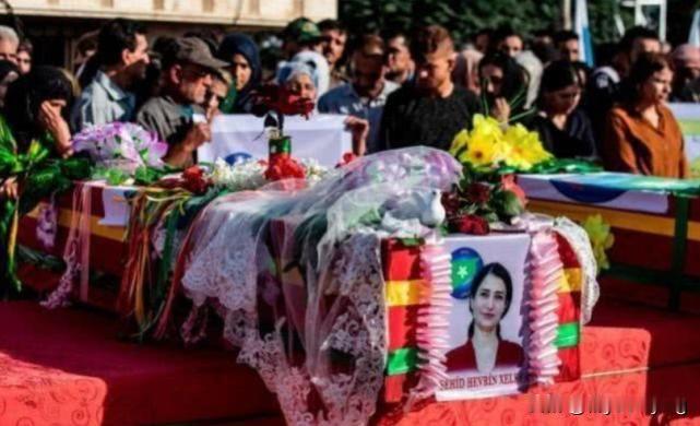 库尔德集体投降后，女兵被侮辱，墓地被毁！
当地时间19日，外国社交媒体上流传出了