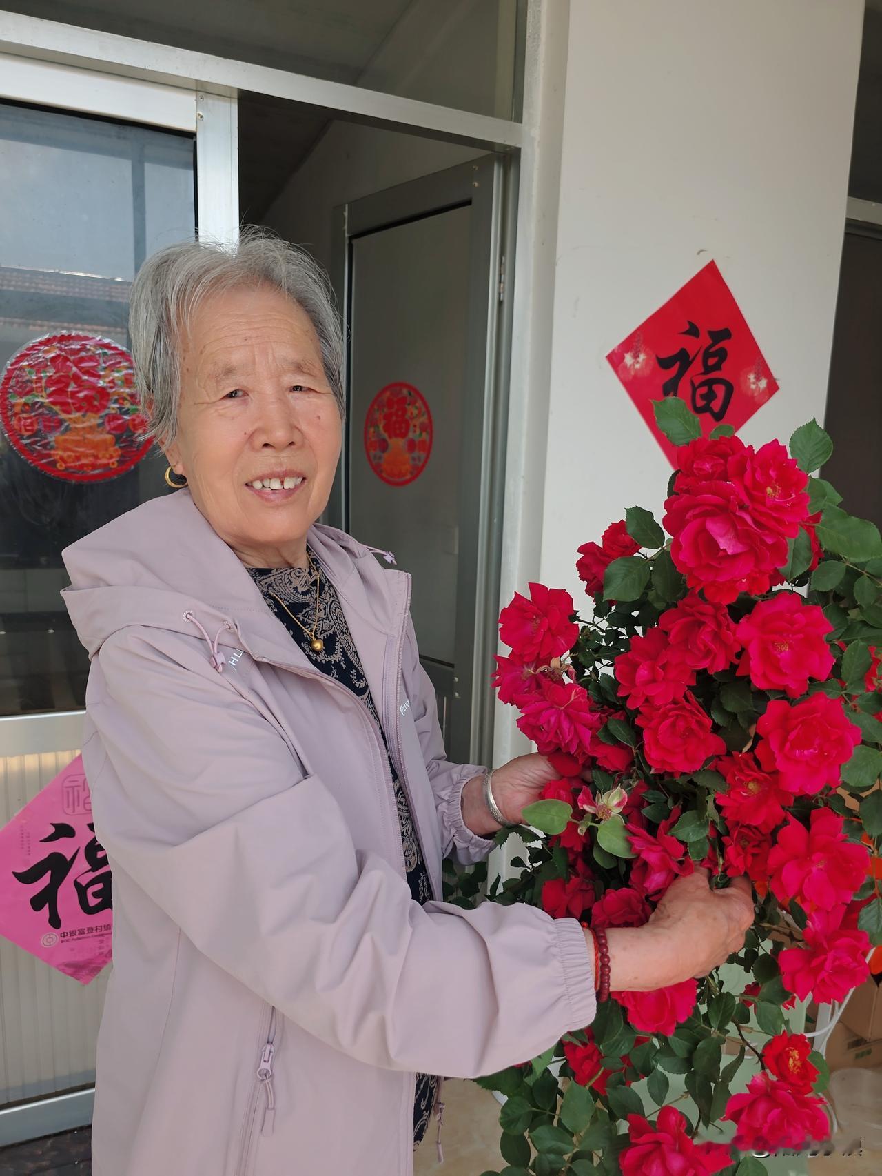 今天做了两件事，哄得老母亲特别开心……

一是今天上午，我到视力不好的婶子家剪来