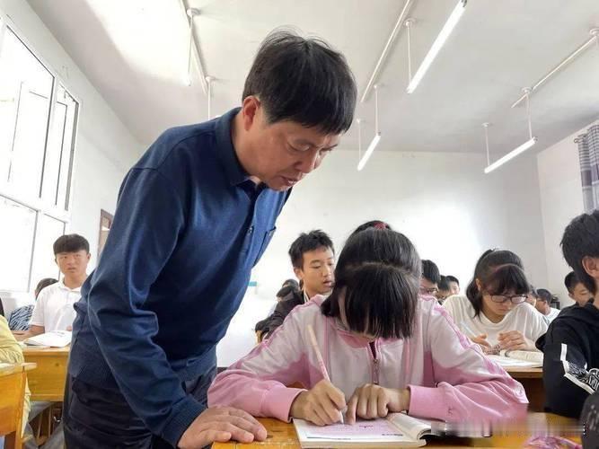 乡村教师手把手教学生画自行车，点燃美育微光。

在偏远的乡村小学，教室里传来一阵