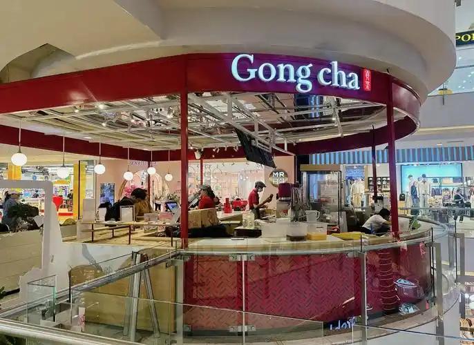 绝了！
一个在中国大陆几乎消失的奶茶牌子，全球2200家店，33个市场。42.8