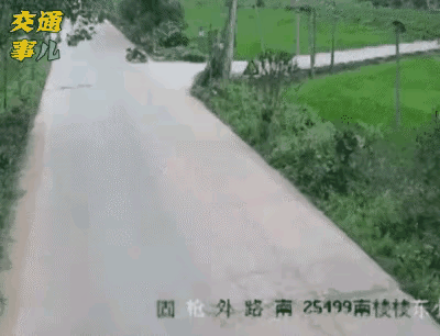 这起交通事故判白色车辆全责，很多人为白车司机鸣不平。
看视频，电动车速度很快，一