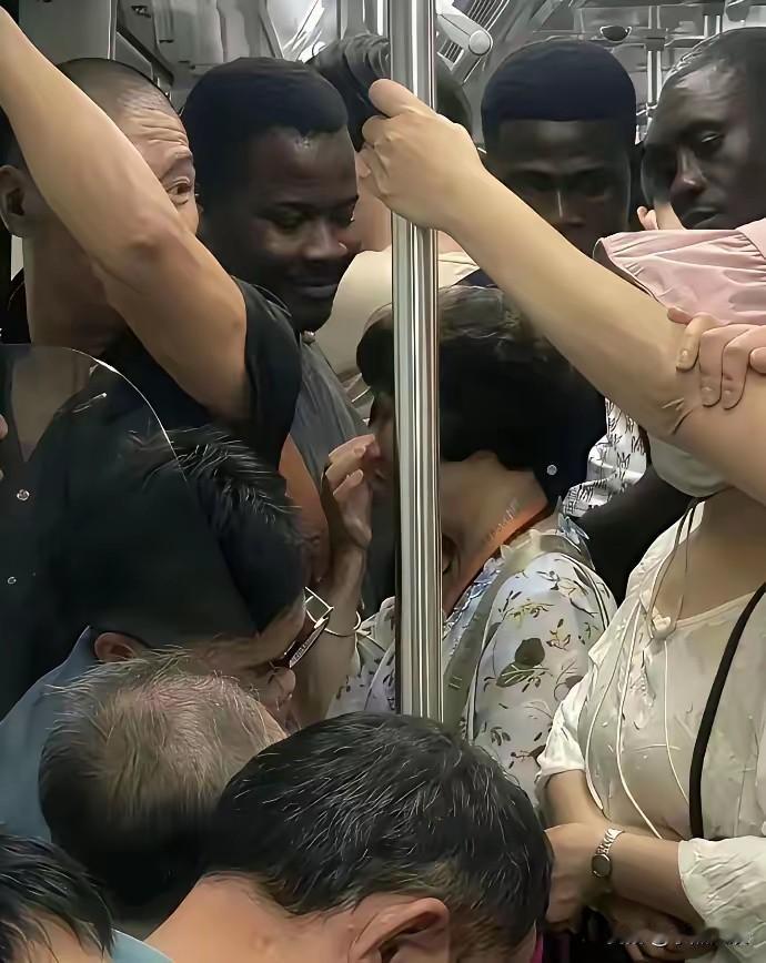 看吧就连什么都不怕的大妈，
现在也是受不了，
赶紧捂紧嘴巴！

没想到天不怕地不