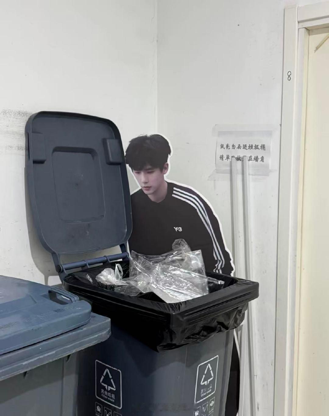 王安宇在垃圾桶里找毕业证王安宇在垃圾桶里找毕业证？王安宇看垃圾桶都深情