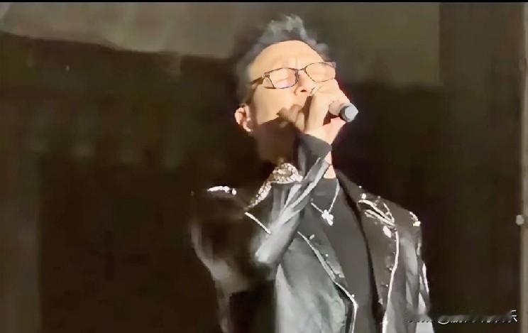 星幕暖爱：汪峰演唱会里的双城生日绮梦

12月27日，长沙的夜空被汪峰的深情点亮