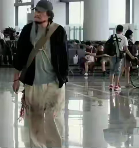 你以为他是流浪汉，其实人家穿的是巴黎世家新款！ 