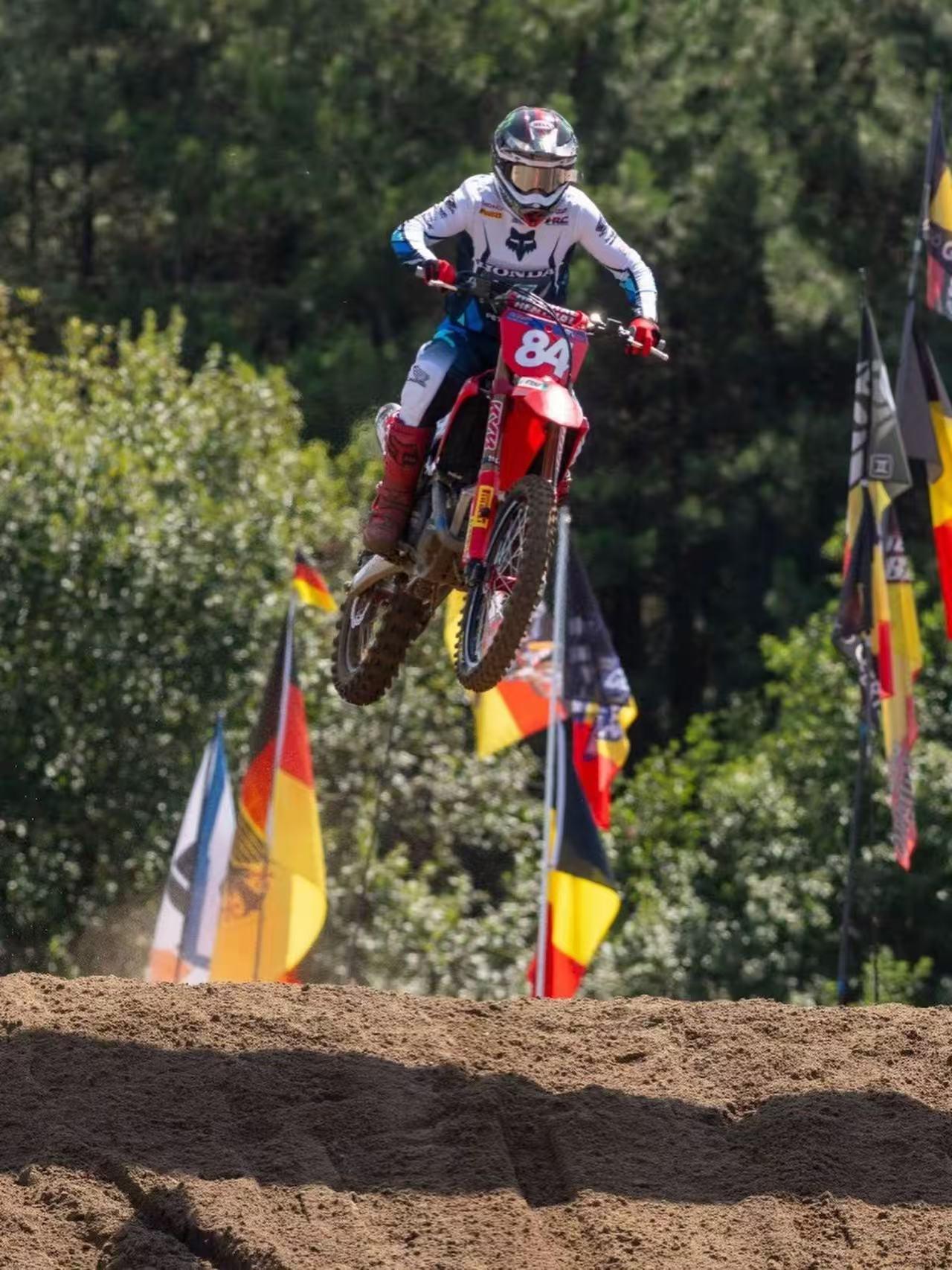 MXGP瑞典站：维京号角吹响，赫灵斯真能攻克“硬地地狱”吗？
2026年8月15