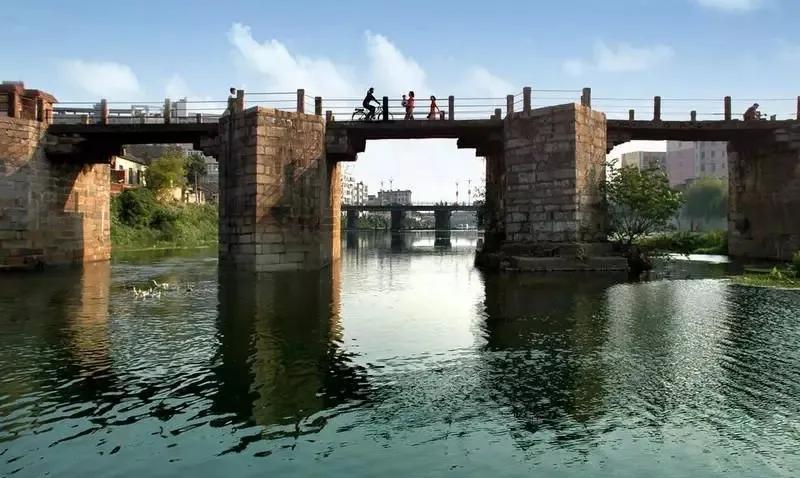 《记忆中的桐城酒厂》

枫林红叶

往昔酒肆傍桥东，

谷换烧醇岁月浓。

改革