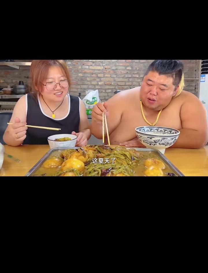 这个吃货主播很多人都认识，他叫猴子！他吃东西的视频很火，也很刺激！当然她这么胖还