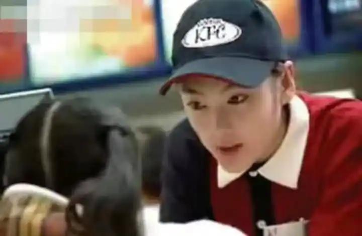 2006年，19岁的张雨绮在肯德基做兼职。一天一辆大奔直接将她带到酒店的房间，一