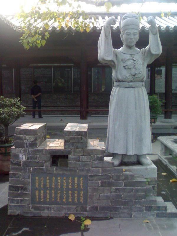 如何评价袁崇焕故居崇祯垃圾桶石像？

袁崇焕纪念园这个崇祯石像垃圾桶，当年争议特