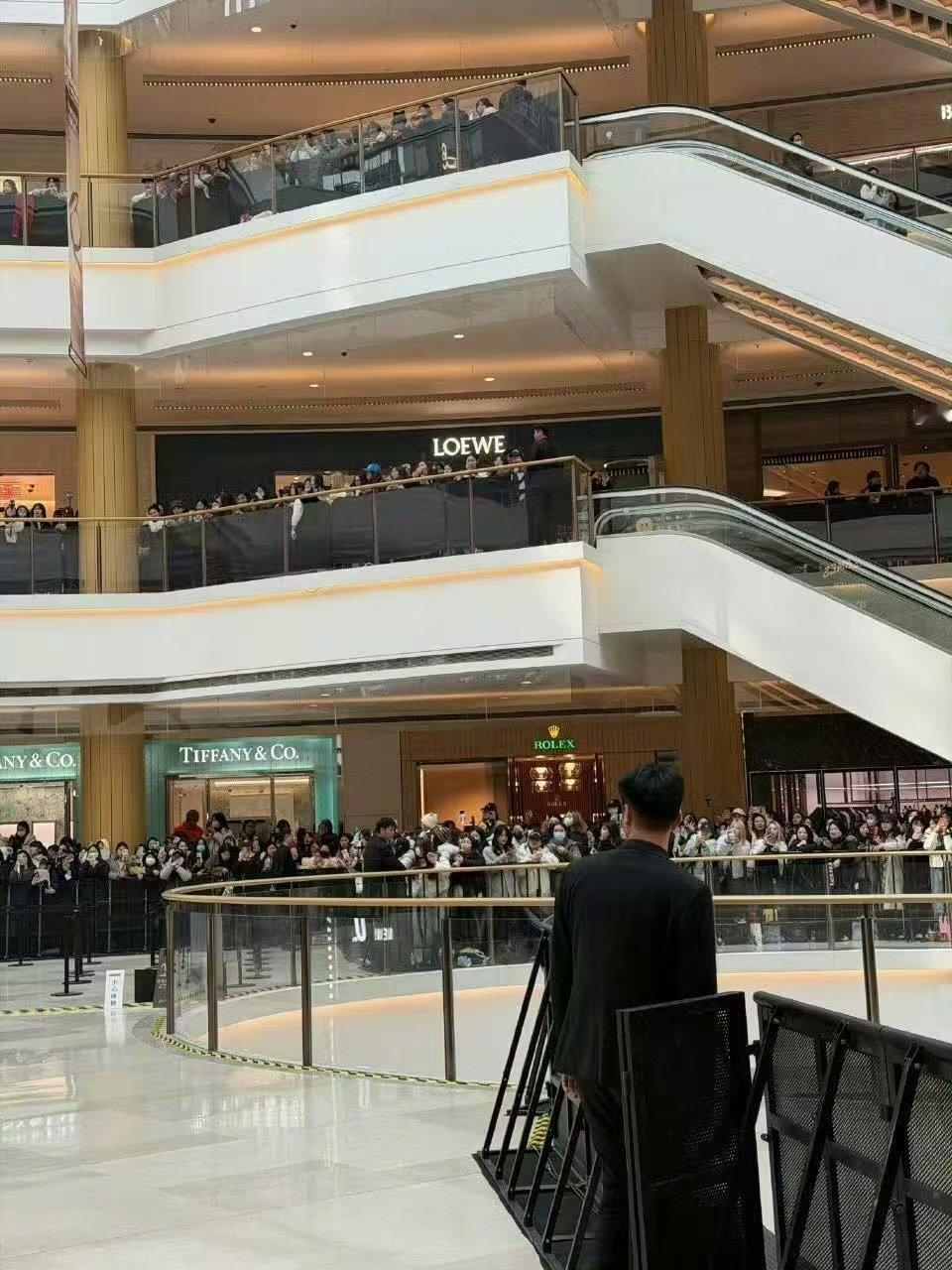 蔡徐坤上海 再次被蔡徐坤的人气刷新认知！分不清这到底是在上海还是在人海了，一眼望