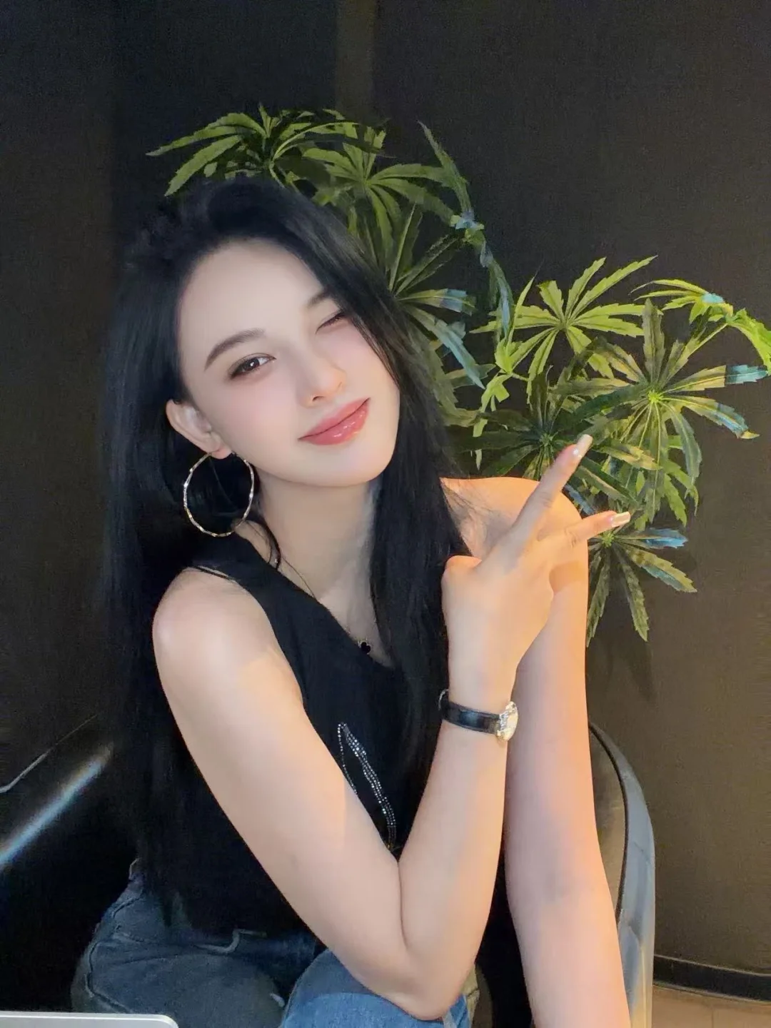 终于学会在镜头前自信一笑啦