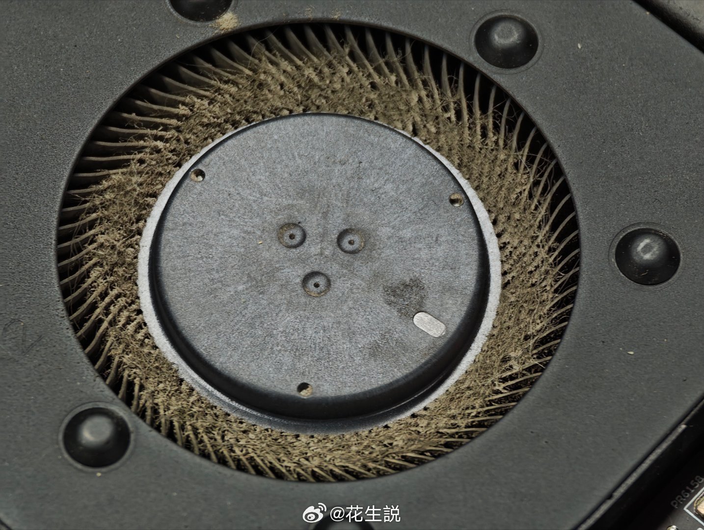 又是给周琦电脑清灰的一天，上次清灰还是两年前，看看这风扇基本都被堵住了这次顺便换