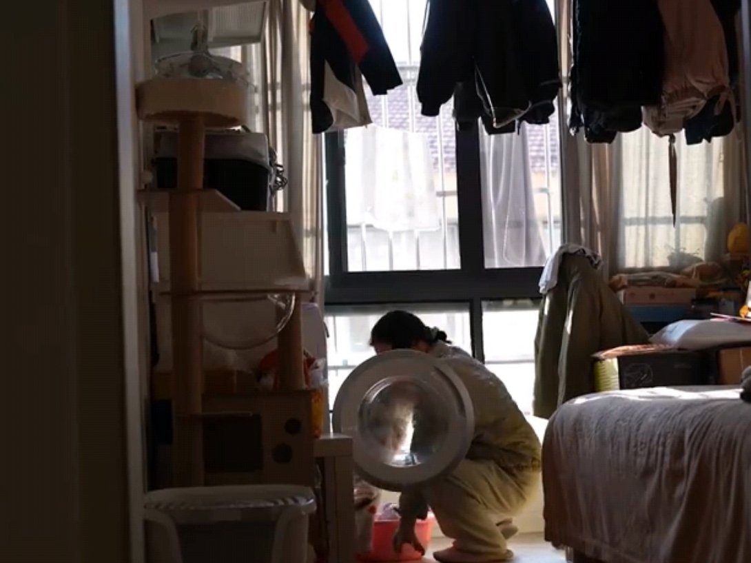 困在半径一公里的候鸟老人60岁的程琼阿姨在上海帮女儿带娃，日常活动范围仅有一公里