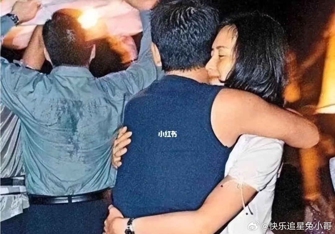 何超琼与杨其龙街头拥吻的照片登上港媒头版。 那是她刚从不爱她的许晋亨婚姻里爬出来