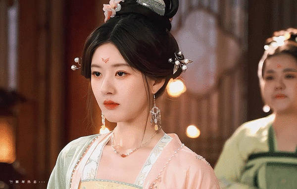 同样是甜妹，卢昱晓是不是快顶替赵露思了？ ​​​