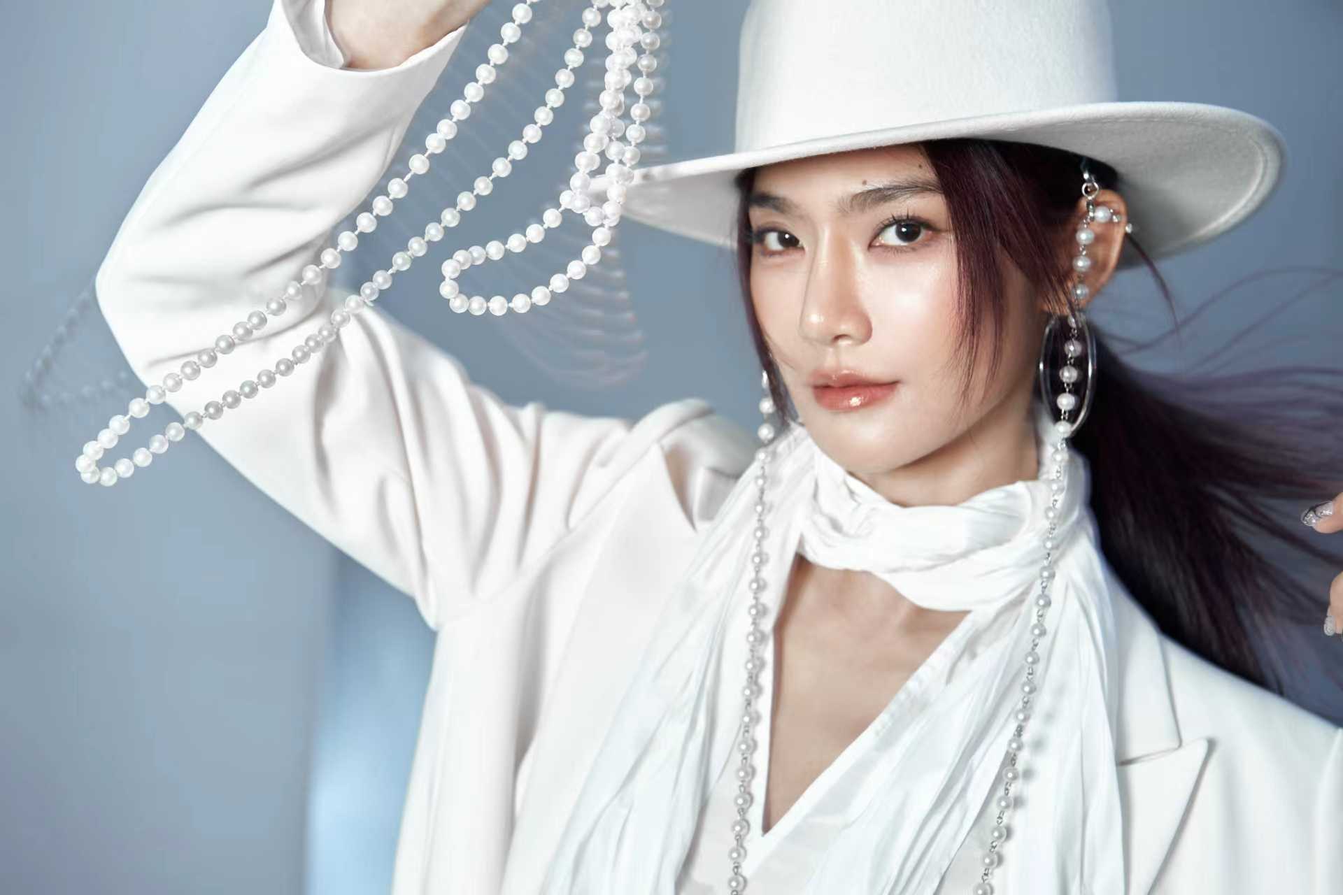 曾可妮摩登女郎都让让，摩登女郎来了！白色西装＋礼帽，是谁被美到了我不说 ​ ​​