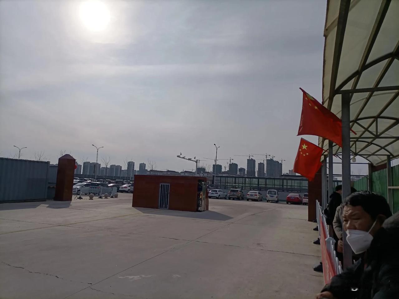 江苏邳州，公交站台听到几位大爷发牢骚，他们是从徐州坐火车到邳州东站下车，言语中对