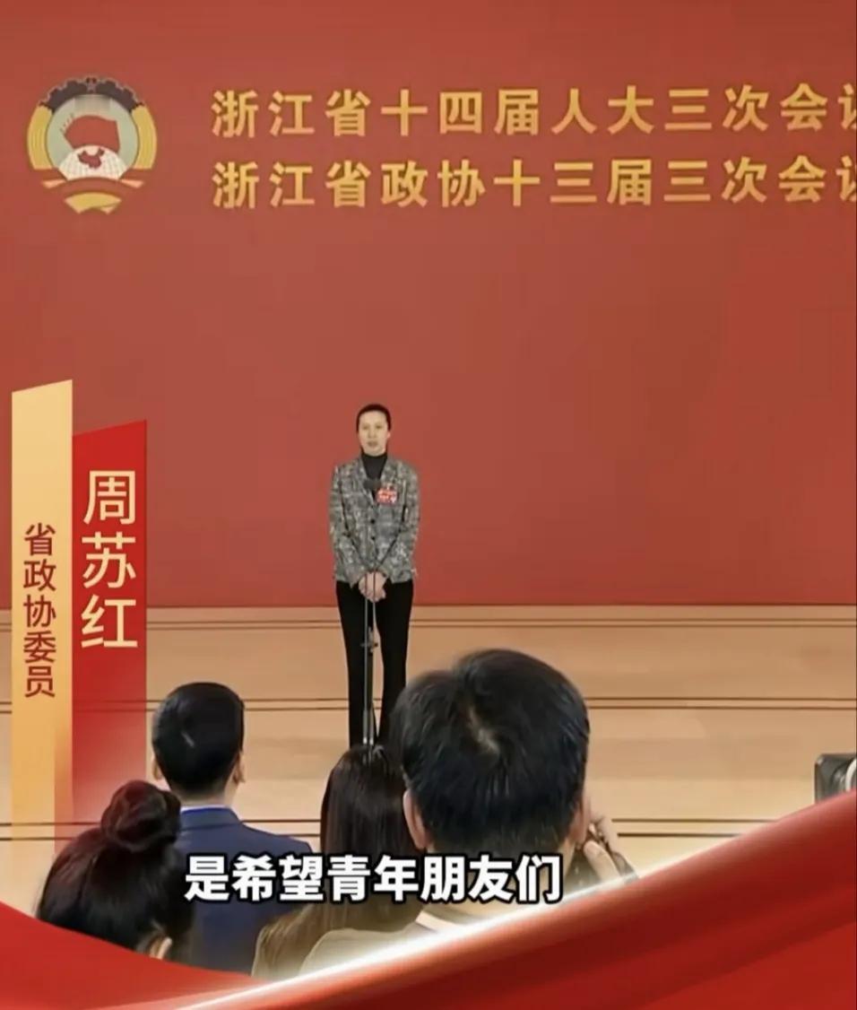 女排“黄金一代”里最喜欢周苏红，球技好，智商、情商都高，所以不管干哪一行都非常出