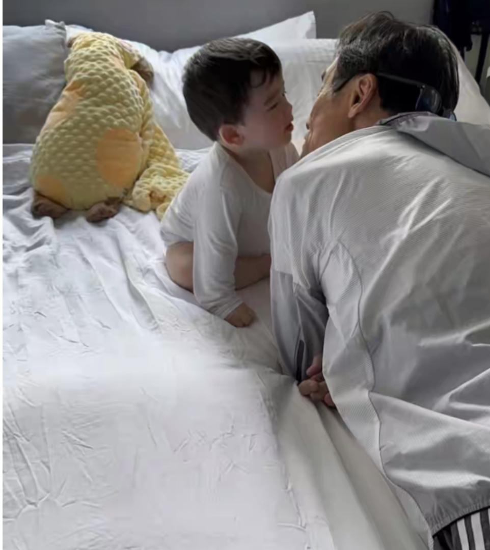 梁家辉拿影帝哽咽感激家人，次日就探望混血外孙，祖孙亲吻好温馨
娱乐 明星