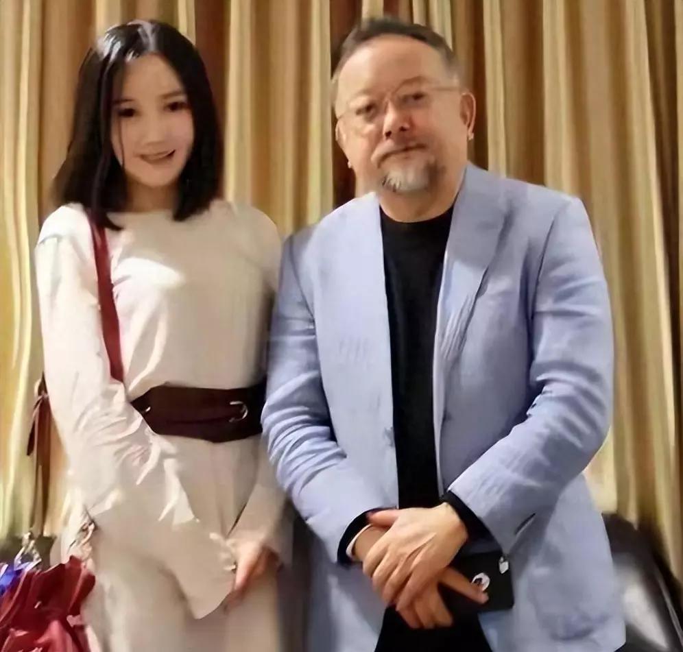 让人惊掉下巴。王刚的儿子和他外孙一边大，这事听了都让人难为情。王刚老来得子，他儿