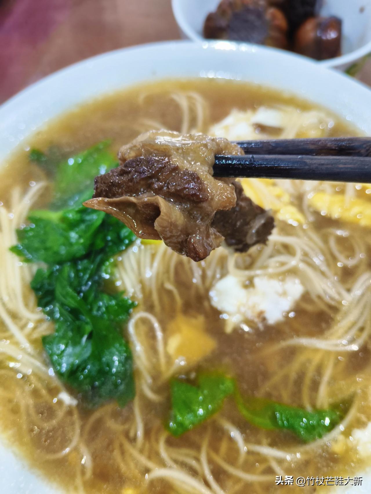 在家做牛肉面，关键一步不是怎么煮面，而是牛肉不能和面一起煮。
昨天炖的牛肉，今天