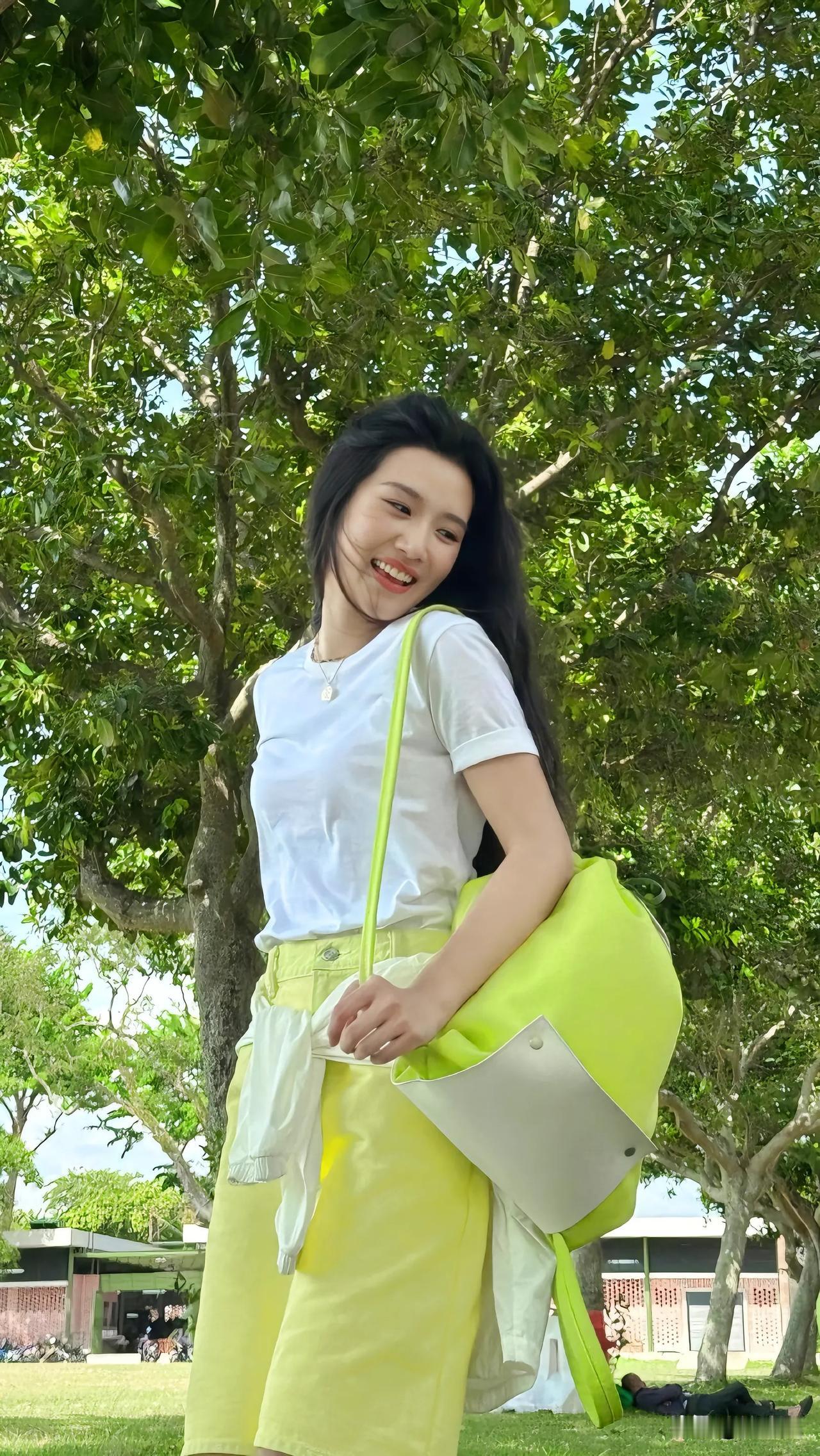 夏日清新穿搭，绿意盎然中绽放青春活力！🌿💚👗👒