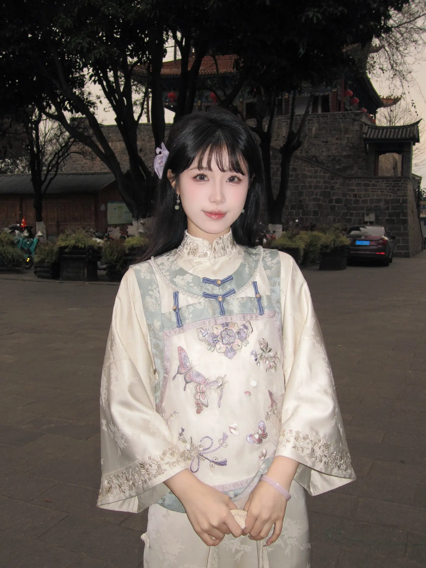 最是凝眸无限意，似曾相逢在前生。
