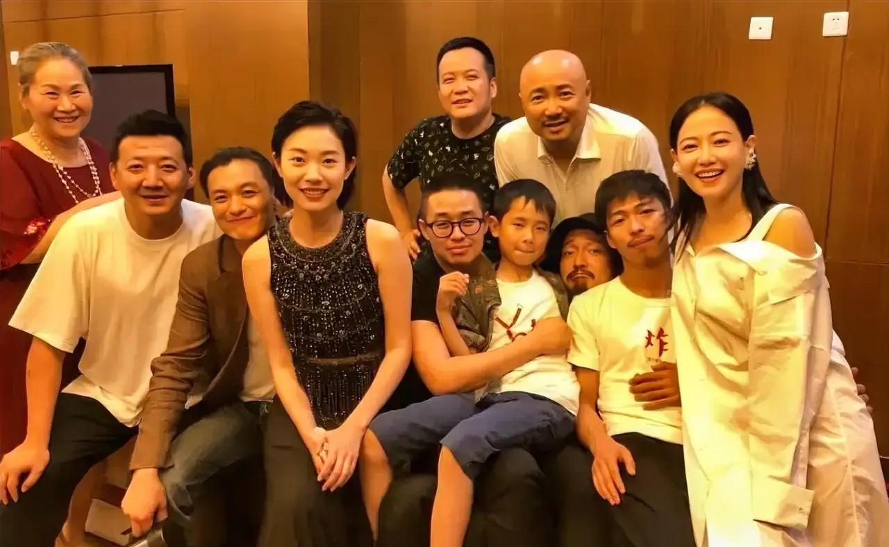 一眼就锁定了脑袋亮亮，一根头发也没有，但笑得非常开心。你知道他是谁吗？短暂游玩的