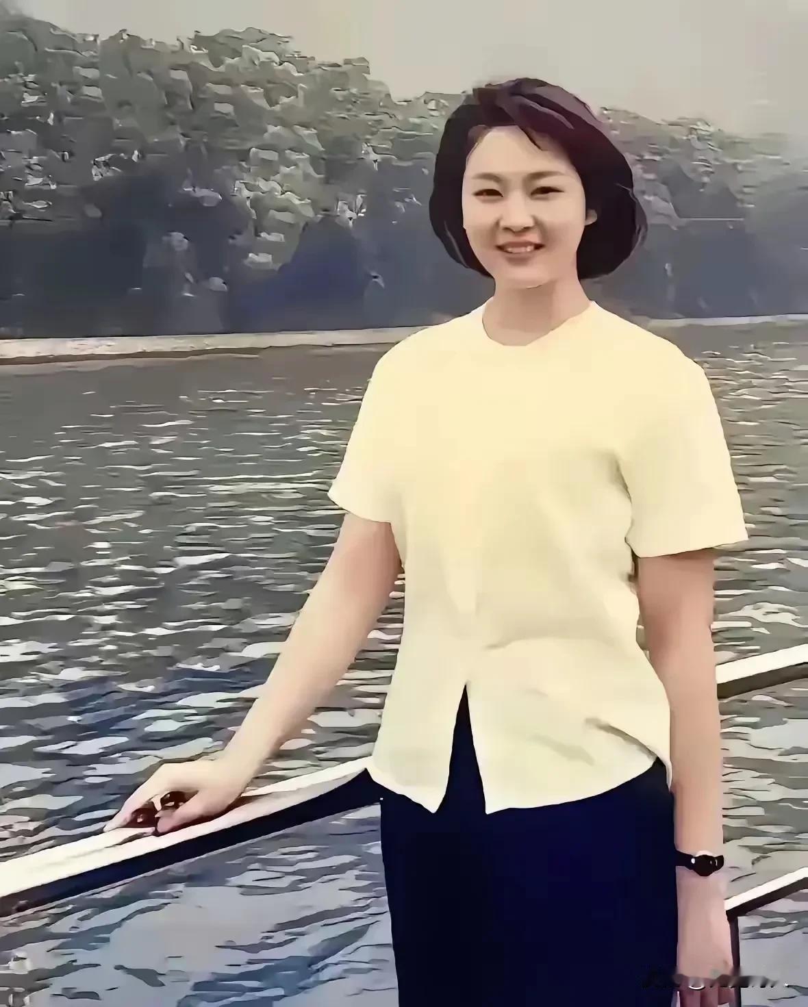 浪淘沙•祈祷和平
文/无冕诗人

一

烽火漫天涯，尘世纷嗟。 祈求和平抚疮疤。