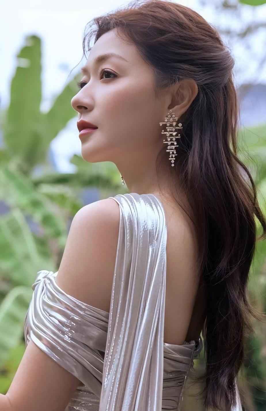 现在
和10年前对比，
万茜的面相真的变了

当被问及，现在和10年前对比，有什