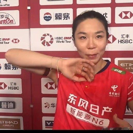 贾一凡赛后采访时眼泪一下就上来了。
记者问她，第一次没和陈清晨搭档打总决赛是什么