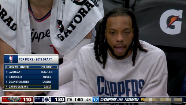 在今天快船和鹈鹕的比赛里，出现了一幕很巧的画面，比赛打到第四节 1 分 50 秒