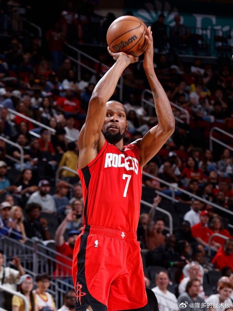 明天火箭背靠背对阵热火，杜兰特距离乔丹相差25分，有望跻身历史得分榜前五。 