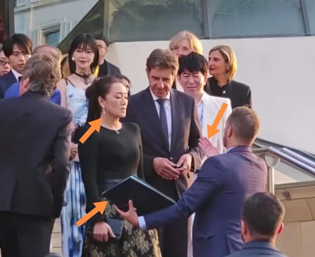 戛纳电影节国际影星巩俐被工作人员请到“C位”。