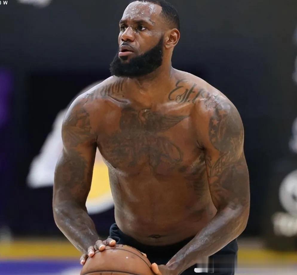 腹肌是体育明星们身体素质的重要体现之一，而在NBA中，拥有“搓衣板”腹肌的球星更