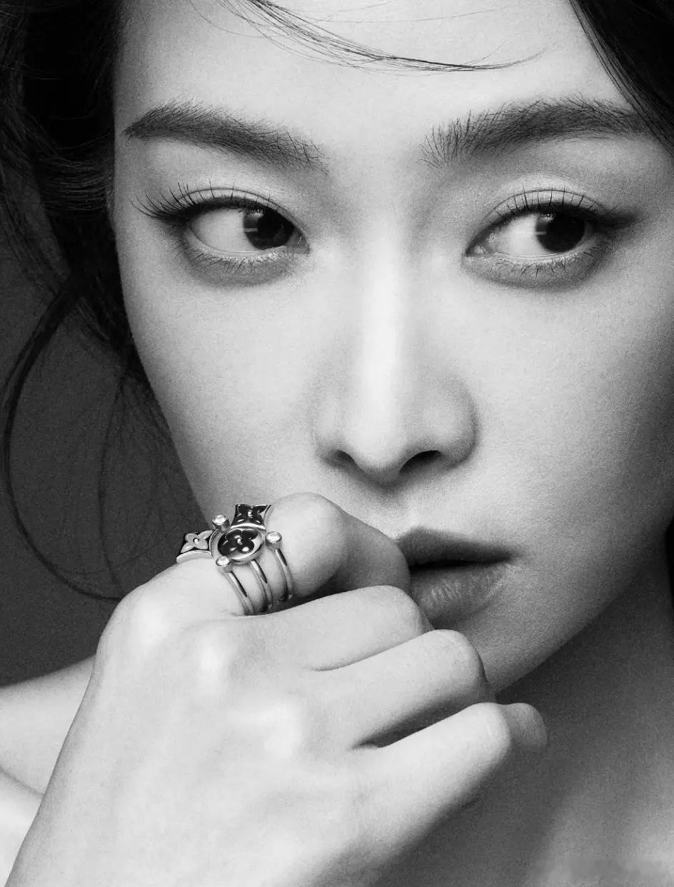 青青娱乐宋茜身着黑色抹胸裙清冷高级 肩颈线条舒展利落超吸睛 