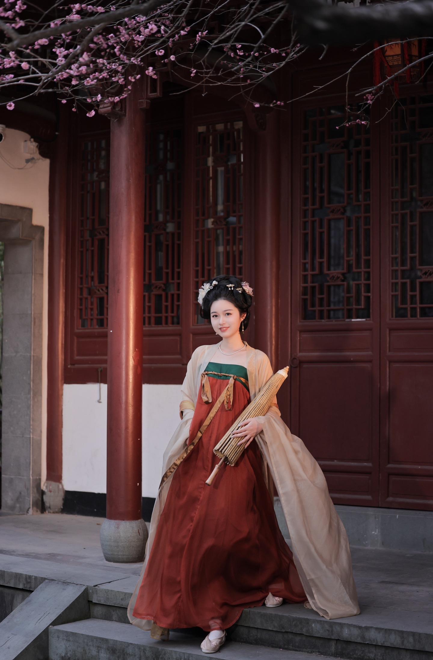 云想衣裳花想容。