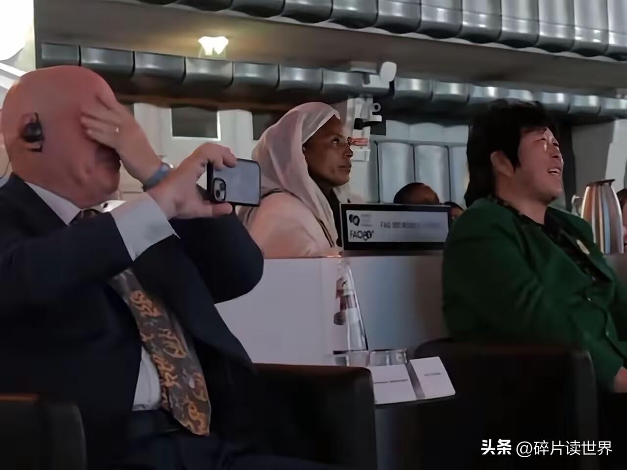 殷玉珍在意大利获奖，画面却让人哭笑不得！

殷玉珍露着个大白牙，高兴得哈哈大笑，