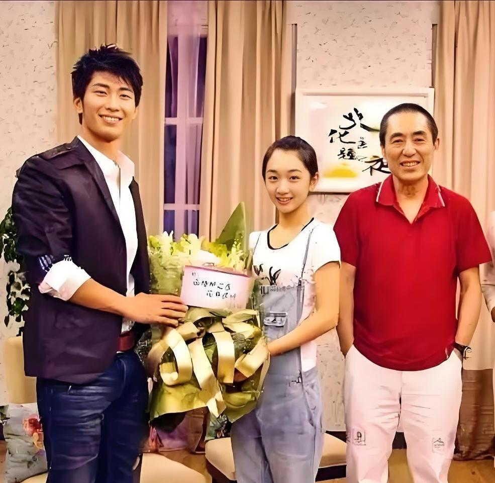 2010年张艺谋与电影《山楂树之恋》男女主演窦骁和周冬雨的合影。当时窦骁22岁，
