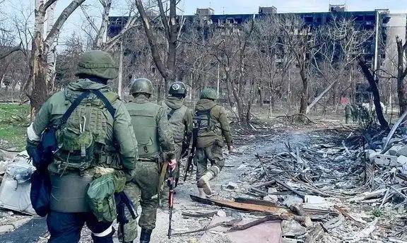 顿巴斯在法律上仍属乌克兰，但现实中，大片土地早已落入俄军之手，几年下来，当地民众