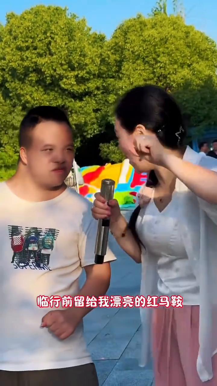 红马鞍。
蒙古包前一阵清风吹开了我的脸，我心爱的哥哥就要离开了草原。临行前留给我