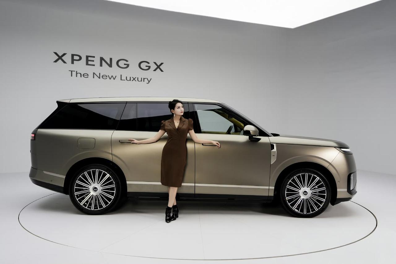 我们的小鹏GX视频晚点送出，先来看看我的主持人跟小鹏GX的大片。
这台车怎么拍都