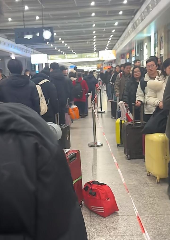 这就是现在火车站的尴尬处境，乘客坐高铁1小时，等出租车却要2小时。
车站内乘客排