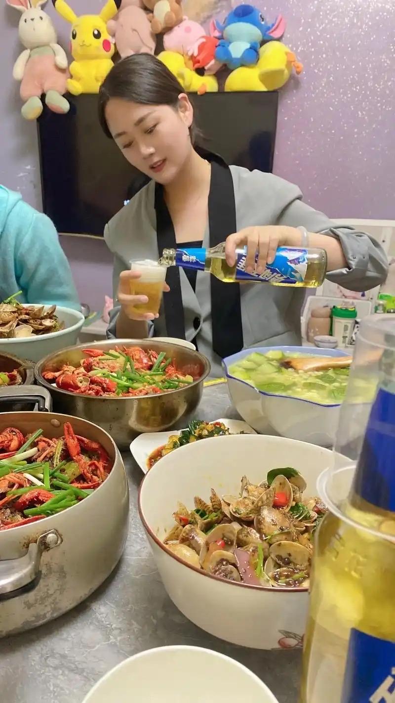社会纵容女人，比如婚姻，彩礼方面都纵容，主要原因是从长远考虑，因此我国本来就重男