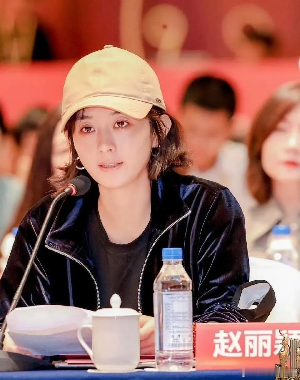 赵丽颖素颜真厉害，脸还是那么紧致，真是红气养人，越红越美 
