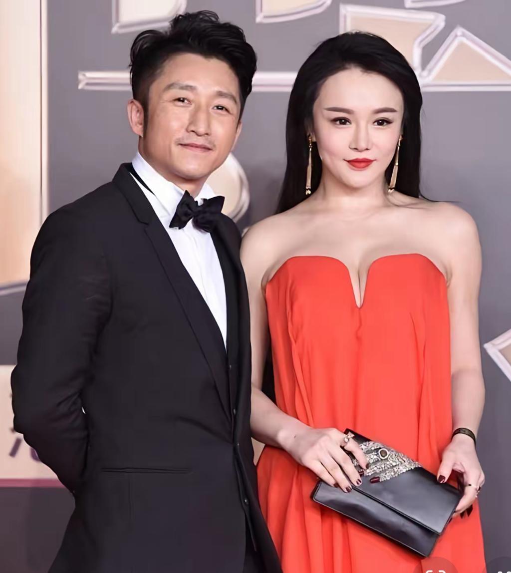 冉莹颖吐槽：邹市明隔三差五就要跟我离婚，每次提离婚都要跟我闹别扭。

“虽然邹市