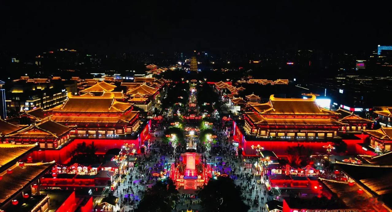 大唐不夜城力压凤凰、丽江和大理古城排名第一！

据抖音2023暑期文旅数据报告，