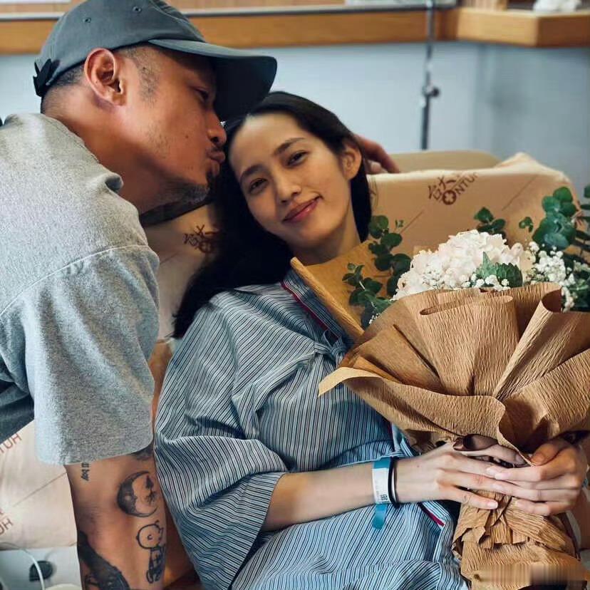 余文乐宣布离婚余文乐王棠云2024年就有婚变传言现在拖了两年才离婚看来之前的传闻